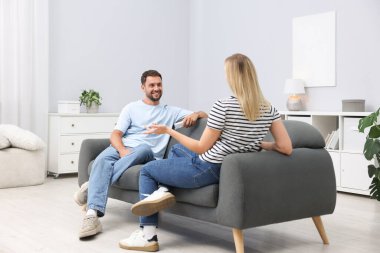 Evdeki koltukta klimalı uzaktan kumandalı bir çift.