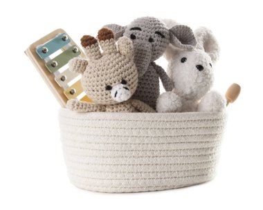 Hasır sepetteki farklı oyuncaklar beyaza izole edilmiş.