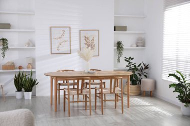 Sandalyeli ve dekorlu şık ahşap masa. İç tasarım