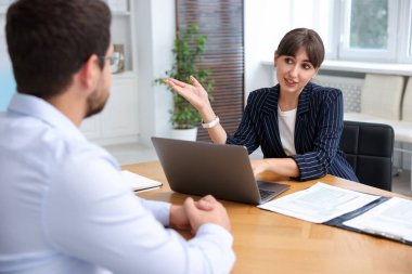 Ofiste müvekkil ile çalışan bir danışman. İş toplantısı