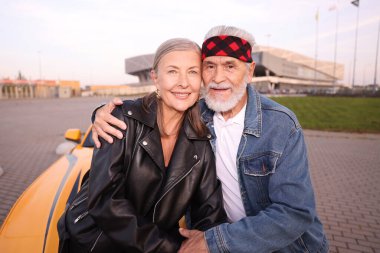 Modern Cabriolet yakınlarında şık bir yaşlı çift.