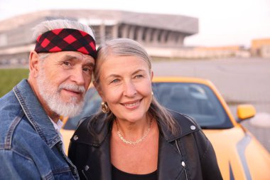 Modern Cabriolet yakınlarında şık bir yaşlı çift.