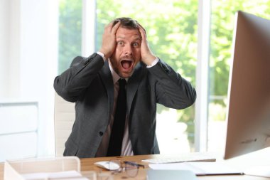 İş yerinde panik atak geçiren bir işadamı.