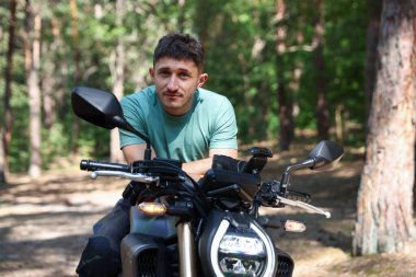 Modern motosikletli yakışıklı genç adam.