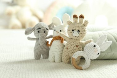 Yatakta farklı tatlı oyuncaklar, yakın çekim.