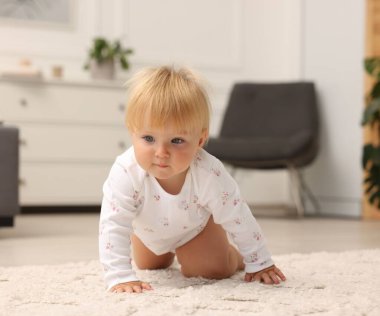 Şirin Bebek evde yerde sürünüyor