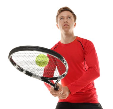 Beyaz arka planda tenis raketi ve topu olan adam, düşük açılı görüş.