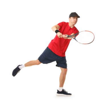 Beyaz arka planda tenis raketi olan bir adam.