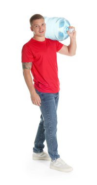 Beyaz arka planda serin su şişesi olan teslimatçı.