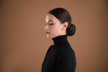 Kahverengi arka planda güzel bir kadının portresi