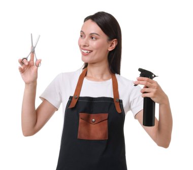 Önlüklü kuaför portresi. Beyaz arka planda makas ve sprey şişeyle.