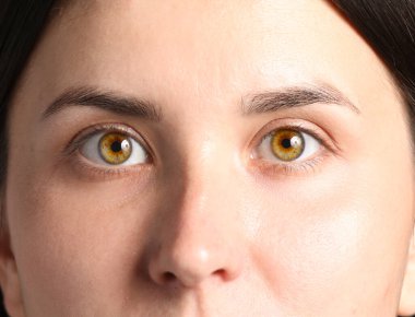 Güzel gözlü bir kadının yakın görüntüsü.