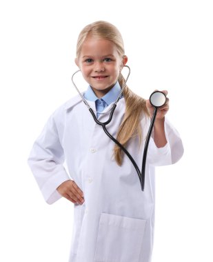 Meslek seçimi. Steteskoplu küçük kız beyaz arka planda doktor gibi davranıyor.