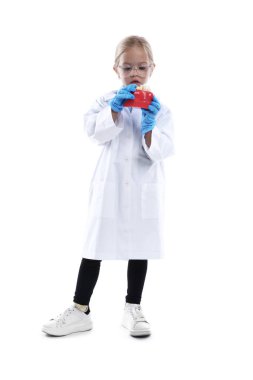 Meslek seçimi. Beyaz arka planda dişçi gibi davranan diş modelli küçük kız.