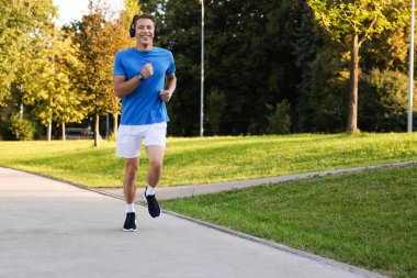 Parkta çalışan kulaklıklı mutlu adam, mesaj için yer var.