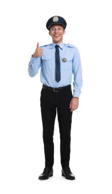 Üniformalı genç bir polis memuru, beyazın üzerinde izole edilmiş olarak baş parmak gösteriyor.