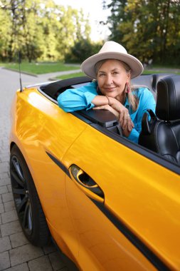 Modern Cabriolet 'te son sınıf öğrencisi şık bir kadın.