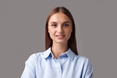 Açık gri arkaplanda güzel bir kadının portresi