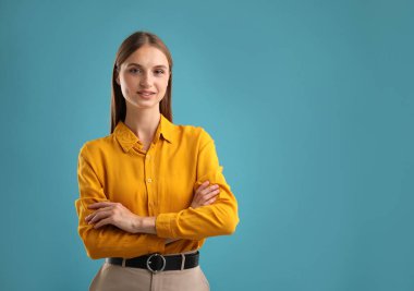 Mavi arka planda kendine güvenen bir kadının portresi. Metin için boşluk