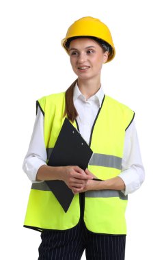 Beyaz arka planda panosu olan sert şapkalı mühendis portresi ve yansıtıcı yelek