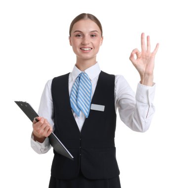 Üniformalı hostes portresi beyaz arka planda iyi bir jest gösteriyor.