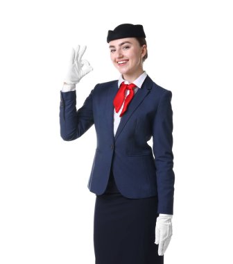 Çekici hostes beyaz arka planda iyi bir hareket gösteriyor.