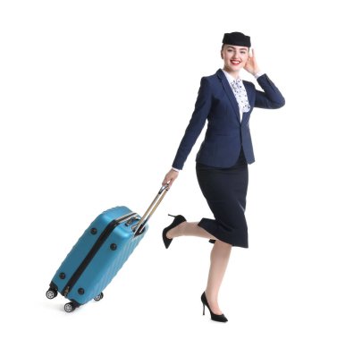 Beyaz arka planda bavulu olan pozitif hostes.