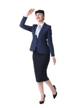 Beyaz arka planda üniformalı hoş bir hostes.