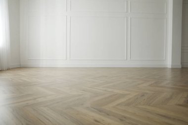 Parke zemin, ferah, boş bir odada.