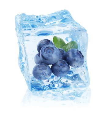 Beyaz arka planda olgun yaban mersini ve yeşil yapraklar buz küpünde