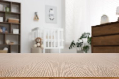 Boş ahşap masalı bebek odası. Tasarım için boşluk