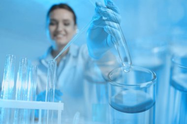 Laboratuvar analizi. Numuneyle çalışan bilim adamı, test tüpleriyle çifte maruz kalma.