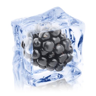 Buz küpündeki taze böğürtlen beyaza izole edilmiş.