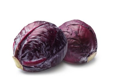 Olgunlaşmış kırmızı lahana beyaza izole edilmiş.