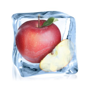 Buz küpünün içindeki taze kırmızı elmalar beyaza izole edilmiş.