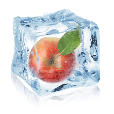 Buz küpünün içindeki taze kırmızı elma beyaza izole edilmiş.