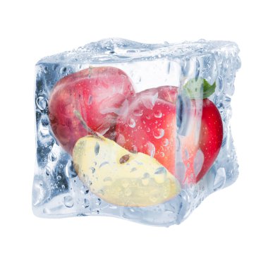 Buz küpünün içindeki taze kırmızı elmalar beyaza izole edilmiş.