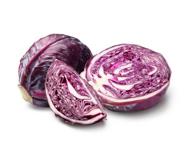 Taze kırmızı lahana beyaza izole edilmiş. Tam ve dilimlenmiş.