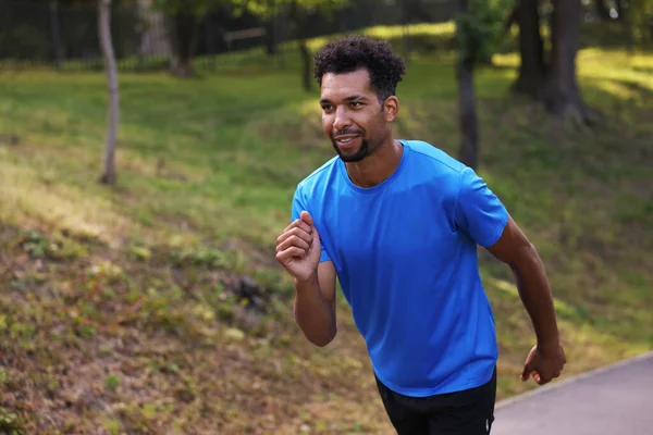 Parkta koşan gülümseyen adam. Metin için boşluk