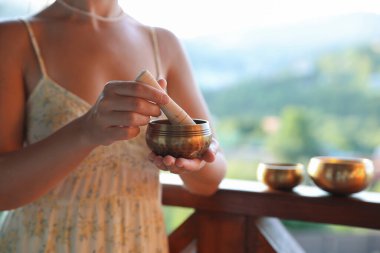 Dışarıda şarkı söyleyen bir kadın, yakın çekim manzaralı.