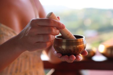 Dışarıda şarkı söyleyen bir kadın, yakın çekim manzaralı.