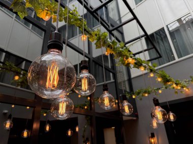 Ampuller açık terastaki kablolarda asılı, düşük açı manzaralı.