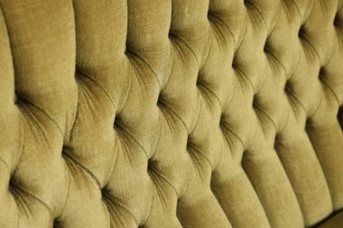 Arka plan olarak yumuşak kanepe, yakın çekim. Kullanılmış eşyalar