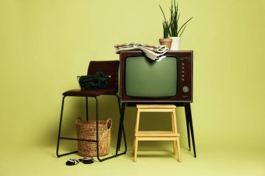 Retro TV seti ve zeytin arka planında kullanılan diğer şeyler