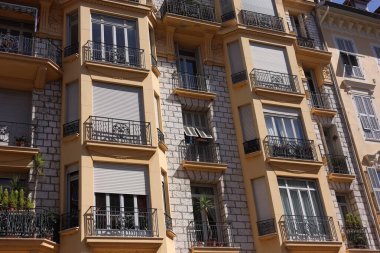 Şehirde pencere ve balkonları olan güzel bir bina.