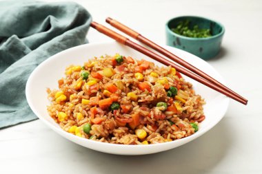 Lezzetli pilav ve çubuklar beyaz masada, yakın plan.