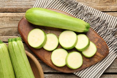 Tahta masada taze olgun kabaklar, düz bir şekilde yatıyordu. Tam ve kesin.