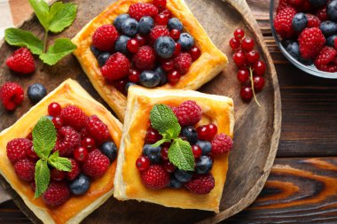 Böğürtlenli ve nane aromalı lezzetli puf börekler.