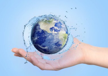 Su kavramını sakla. Dünya, soluk mavi arkaplana karşı kadının elinde akan suyla çevrili.