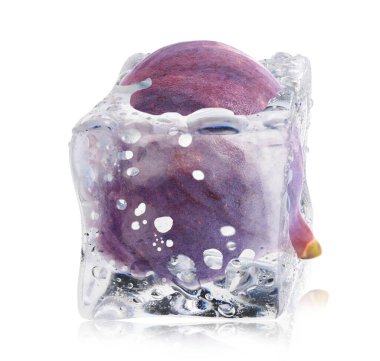 Buz küpünün içindeki taze incir beyaza izole edilmiş.